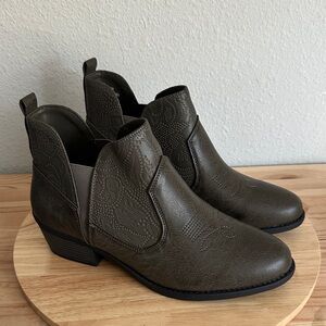 Easy Street Womens Legend Block Heel Booties
 New